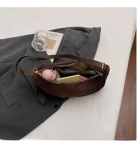 Nahaufnahme der braunen Wildledertasche mit großem Innenraum für Handy und Geldbörse