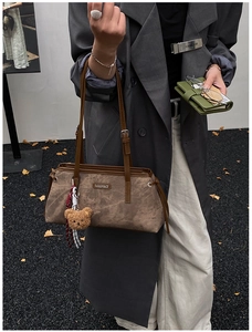 Sac à bandoulière en tissu délavé marron chic avec un joli pendentif ours en peluche attaché