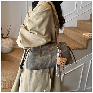 Sac à épaule tendance en tissu délavé gris foncé avec finitions en cuir marron