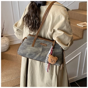 Sac à bandoulière vintage délavé avec charm ourson en peluche et double sangle