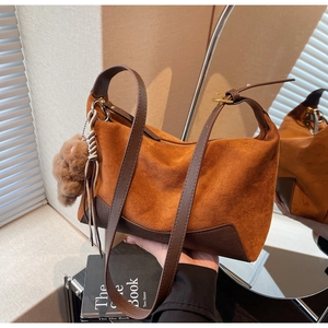 Details der Vintage-Umhängetasche aus Wildleder und Leder mit Bären-Anhänger-Charm