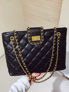 Grand sac cabas noir matelassé avec bandoulière en chaîne dorée et fermoir rotatif chic