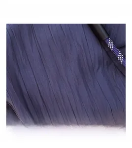 Gros plan détaillé sur la texture plissée et le tissu bleu marine du sac cabas