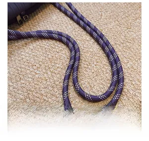 Détail macro de la bandoulière en corde tressée violet foncé avec texture argentée