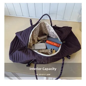 Vue intérieure d'un grand sac cabas plissé violet avec rangement pour parapluie et tablette