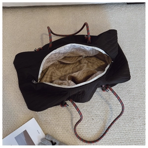 Vue détaillée de l'intérieur spacieux du sac avec doublure imprimée et poches internes