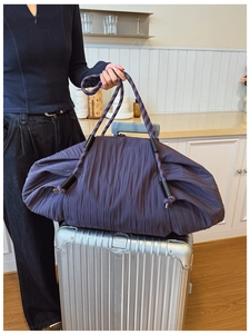 Détail du sac cabas plissé violet avec anses tissées pour voyage et quotidien