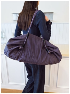 Détail d'un grand sac cabas violet plissé avec bandoulière en corde tressée épaisse
