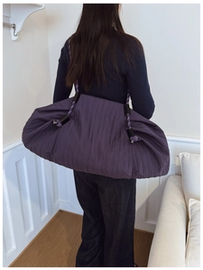 Détail du sac fourre-tout plissé violet foncé avec anses en corde et tissu texturé
