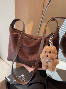 Vintage Damen Wildleder PU Leder Splicing Hobo Tasche Große Kapazität Schulter Umhängetasche Dumpling Tasche Mit Plüsch Hund Anhänger