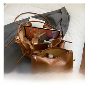 Detailansicht der braunen Leder-Tote-Bag mit geräumigem Innenraum und Innentasche