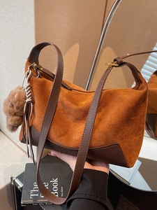 Hobo-Tasche aus karamellfarbenem Wildleder mit Leder-Patchwork und Bärenanhänger