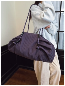 Détail du grand sac cabas plissé violet foncé avec bandoulière épaisse en corde tressée