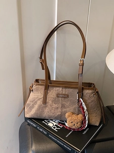 Sac à bandoulière marron à texture marbrée avec breloque ours et sangle réglable