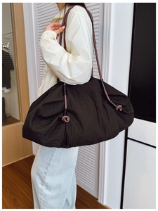 Détail du grand sac cabas plissé noir avec bandoulières en corde tressée bicolore