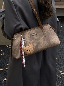 Sac à épaule rétro marron foncé avec pendentif ours en peluche et cuir vintage