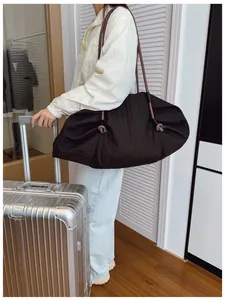 Détail du sac cabas plissé noir avec bandoulière en corde tressée colorée pour femme