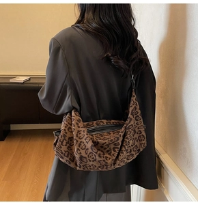 Detail of vintage leopard print crossbody bag with high-capacity curved design