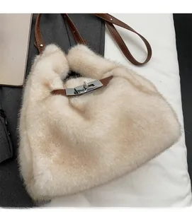 Dettaglio della borsa a secchiello in ecopelliccia beige con finiture in pelle e chiusura