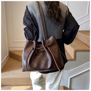 Detail einer minimalistischen dunkelbraunen Leder-Tote-Bag mit stilvollem Kordelzug