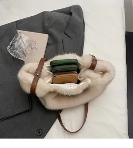 Vista interna della borsa in peluche beige con spazio per smartphone e portafogli