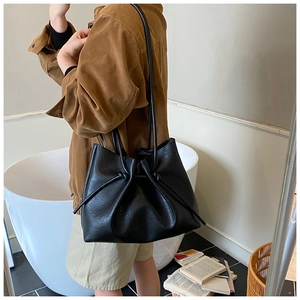 Detailansicht der schwarzen Beuteltasche aus Leder mit Kordelzug und Knotenriemen