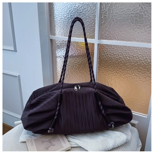 Détail d'un sac cabas plissé violet foncé avec bandoulière en corde et tissu texturé