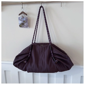 Détail du sac fourre-tout plissé violet foncé avec anse en corde à pois noir et blanc