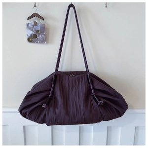 Vue détaillée du sac cabas violet foncé avec tissu plissé et bandoulière en corde tressée