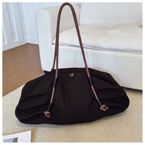 Détail du sac cabas plissé noir avec une bandoulière en corde tressée colorée