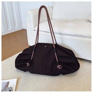 Détail du sac cabas plissé noir avec poignées en corde tissée et fermeture éclair