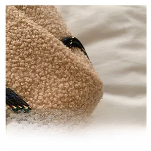 Détail des bords du sac cabas en polaire kaki avec cordon de serrage à pois colorés