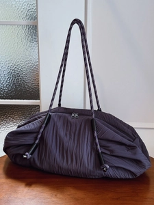 Sac fourre-tout plissé violet foncé avec bretelles en corde à pois sur bois
