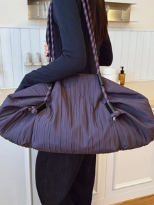 Grand sac cabas plissé violet foncé avec bandoulière en corde tressée noir et blanc