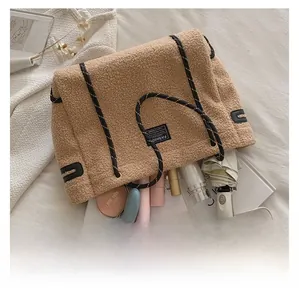 Détail intérieur d'un cabas en polaire camel montrant sa grande capacité pour les objets