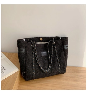 Détail du sac cabas en laine d'agneau noire avec anse en corde tressée et fermoir aimanté