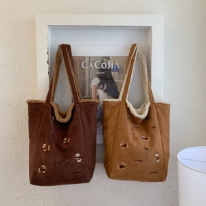 Detailansicht der Shopper aus Wildleder und Teddyfell mit Welpen-Stickerei in Braun