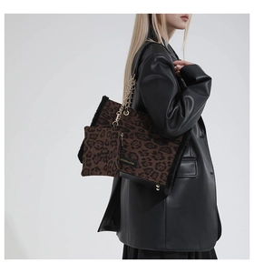 Dettaglio della borsa tote leopardata con bordo in peluche e portamonete coordinato