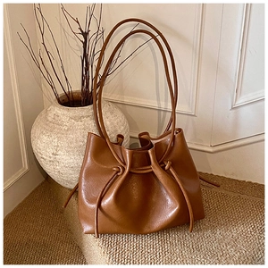 Detailaufnahme einer braunen Vintage-Schultertasche mit weichen Lederfalten