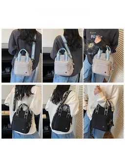 Détails d'un mini sac en nylon avec bandoulière jacquard en plusieurs styles de port