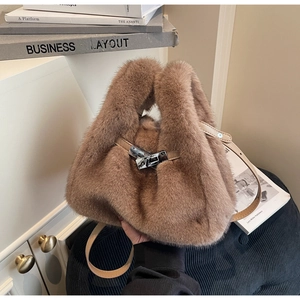 Dettaglio borsa di peluche marrone con chiusura girevole in metallo argento lucido elegante