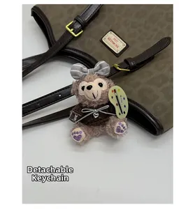 Dettaglio della borsa tote leopardata con un grazioso ciondolo a orsetto rimovibile