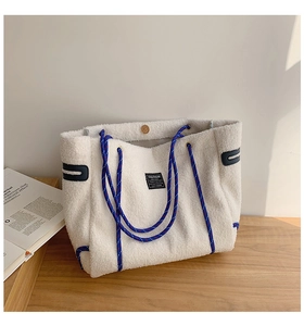 Vue détaillée du sac cabas en polaire blanche avec anses en corde tressée bleue et blanche