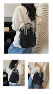Détail du sac bandoulière en nylon noir avec large bandoulière chic montrant la texture