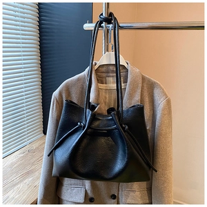 Detailansicht der schwarzen Vintage-Tasche mit Litschi-Textur und Kordelzugverschluss