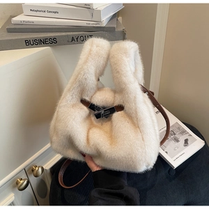 Dettaglio borsa a secchiello in peluche con tracolla in pelle e chiusura in metallo