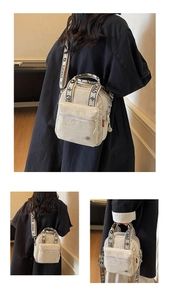 Détail du mini sac bandoulière crème avec sangle jacquard SJCHAO et texture en nylon