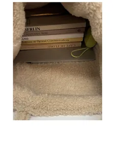 Geräumiges Innere der beigen Plüschtasche mit Platz für Bücher und Laptop für den Alltag