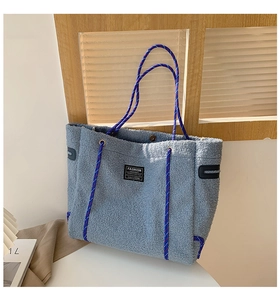 Détail du sac cabas en polaire bleu clair avec poignée en corde tressée et étiquette