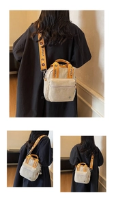 Détail du sac à bandoulière en nylon beige avec sangle jacquard à motifs floraux orange